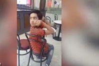 مراهق يدير رأسه 180 درجه