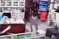 لحظة أعنداء مجموعة من الشباب علي صيدلي بالسيوف 
