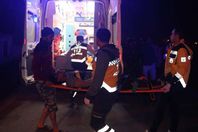 سيارات الاسعاف تنقل المصابين