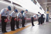 عمال الشركة  يعتذرون للركاب