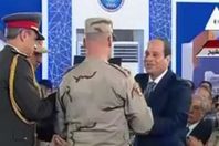 رئيس جهاز الخدمة الوطنية يهدى الرئيس نسخة من القرآن