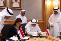 وزيرة الاستثمار توقع اتفاقيتين مع الصندوق الكويتى