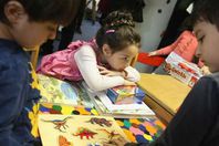 أجهزة تنصت يرتديها الأطفال