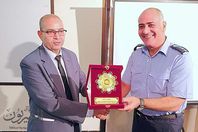 وكيل وزارة تعليم بورسعيد يتبادل الدروع مع رئيس القاعدة البحرية