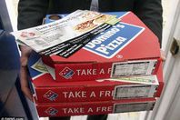 عميل يعاقب "دومينوز بيتزا" بالدفع عن طريق الفكة