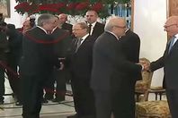 الحريري يرفض مصافحة سفير الأسد