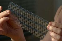 تُصنع الشبكة المهبلية من مادة البولي بروبلين، وهي نفس المادة المستخدمة في صنع بعض عبوات المشروبات
