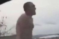 المشي عاريا