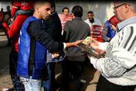 حملة الخطيب توزع المأكولات المشروبات والكتب علي الناخبين