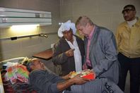 محافظ الإسماعيلية يوزع خلوى المولد النبوى على مصابى مسجد الروضة 