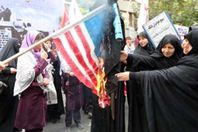 حرق العلم خلال مظاهرات ضد ترامب