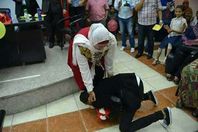 الشاب يقبل قدم والدته