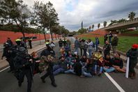 متظاهرين يقطعون الطريق