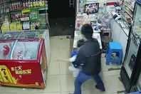 لص يخطف فتاة