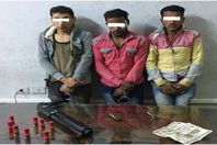 المتهمون وأمامهم المضبوطات