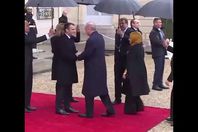 ماكرون أثناء استقبال أردوغان وزوجته