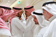 نجل خاشقجي يتلقى عزاء والده