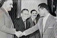 هاشم الرفاعي يصافح الرئيس عبدالناصر