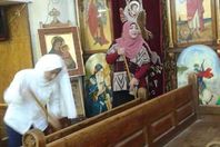 مسلمات ينظفن كنيسة بالمولد النبوي