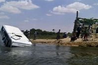 وفاة 5 أشخاص وإصابة 17 في انقلاب  معدية