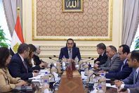 مدبولي خلال اجتماعه مع وزيري الصحة وقطاع الاعمال