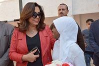 المحافظ مع الطالبة