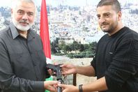 المسدس أثناء تسليمه لهنية