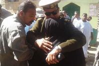 ضابط شرطة يقبل رأس ويد بائعة عيش