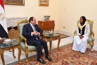 «السيسي» يستقبل فتاة الأقصر