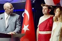 استدعاء سفيرة تركيا لارتدائها ثوبا إغريقيا