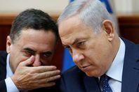 وزير النقل الإسرائيلي مع نتنياهو 
