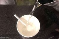 الشاي في كوب بلاستيكي