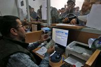 صرف الرواتب في قطاع غزة