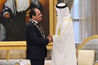 ولي عهد أبو ظبي يمنح السيسي "وسام زايد"