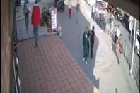 لحظة اعتداء على محجبات