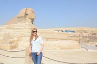 وزيرة السياحة البلغارية بمنطقة الأهرامات 

