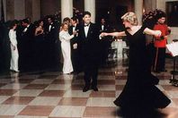 الأميرة  " ديانا" والممثل جون ترافولتا
