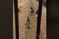 صبية مصريين على قضبان القطار