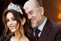 ملك ماليزيا السابق وطليقته