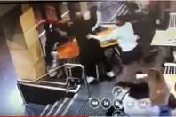 ركل ولكمات من عنصري لـ"محجبة" في إستراليا