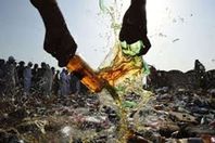 تحطيم زجاجات خمر