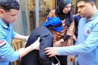 السيدة المسنة أثناء نقلها للمستشفى