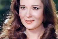 الفنانة نورا