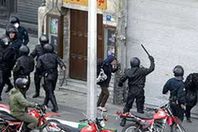 قمع المتظاهرين بإيران