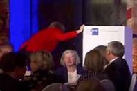 ميركل أثناء تعثرها