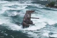 سفينة عالقة في شلالات نياجرا