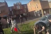 بريطاني يرش" البنزين " علي الشرطة