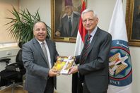 وزير المالية و السفير الفرنسي بالقاهرة