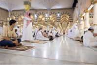 60438-مسافات-بين-المصلين