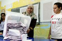 60 في المائة شاركوا في انتخابات تونس وقايد السبسي يتوقع الفوز